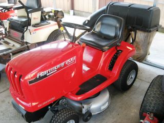   LAWN TRACTOR W/ BAGGER SYSTEM. 13HP. 38. HYDRO DRIVE. CLEAN UNIT