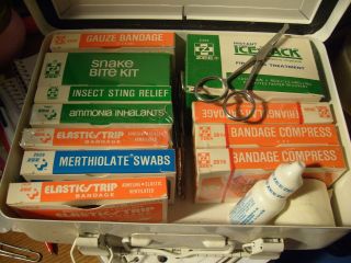 RARE,VINTAGE ZEE MEDICAL FIRST AID KIT/BOX~FULLY STOCKED~ CLAMPS LOCKS 