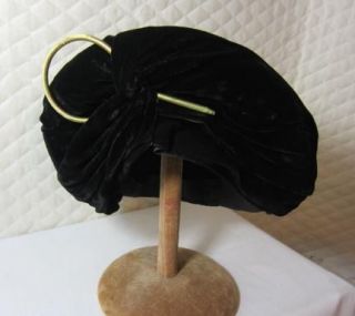 BLACK VELVET TURBAN STYLE HAT WITH HAT BOX   LARGE GOLD ORNAMENT #K409