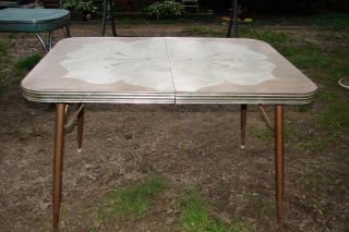 ANTIQUE BEAUTIFUL FORMICA KITCHEN TABLE W/LEAF