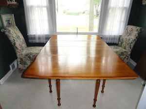 American Furniture Solid Maple Dining Table Cushman  two leaves & pads