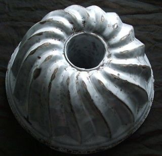 Primitive vintage decor Gray Graniteware swirl Bundt mold Cake Pan 