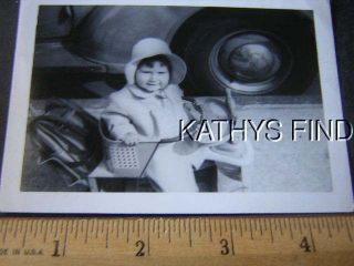 Photo T3071 Baby in bonnet in old stroller