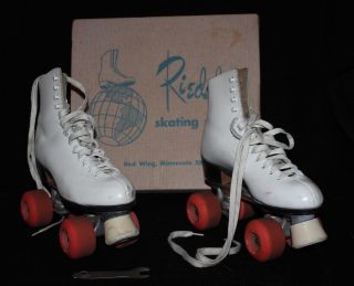 WOMEN’S RIEDELL SKATING SHOES & SURE GRIP PLATE, WHEELS 85A (8 