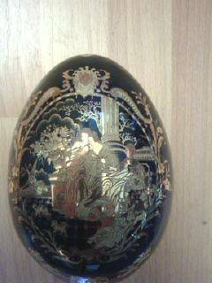   BLACK AND GOLD COLOR EGG CLOISONNE 4 1/4 WITH STAND CALC SHIP