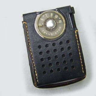 COLLECTIBLE RCA VICTOR PORTABLE TRANSISTOR RADIO WITH CASE 50s 60s 