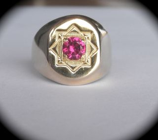   Pointed Engraved STAR Ring w/Red Stone (Ruby?) in 14K Gold~~Size 9