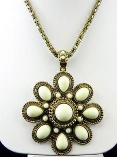   NY Chunky BOLD  WHITE Flower GOLD Costume JEWELRY Necklace