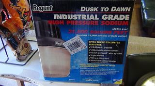 REGENT INDUSTRIAL GRADE DUSK TO DAWN SECURITY LIGHT NEW IN THE BOX