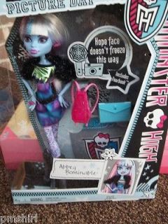 MONSTER HIGH ♥PICTURE DAY ABBEY Bominable~WITH FEARBOOK♥NIB♥