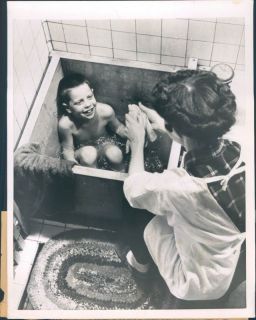 1955 Japanese Bathtubs Wooden Box Like Mom & Son Poto