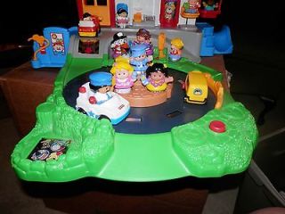 FISHER PRICE DISCOVERY CITY WITH 4 INTERACTIVE LITTLE PEOPLE & MANY 