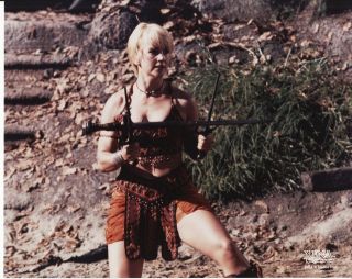 XENA PHOTO CLUB OCT 1999 GABRIELLE CATCHES SWORD IN SAIS