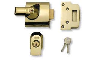 Yale Front Door Lock   Brass   British Standard   60mm from Homebase 