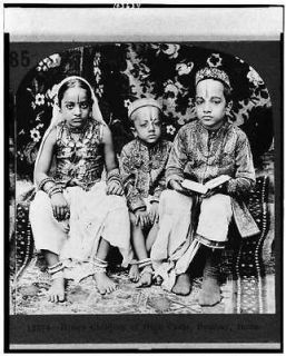   children,high caste,clothing,dress,upper class,hats,Bombay,India,c1922