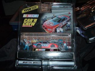 1998 TYCO Electric Racing NASCAR Car N Crew Hot Wheel Car & Pit Crew 