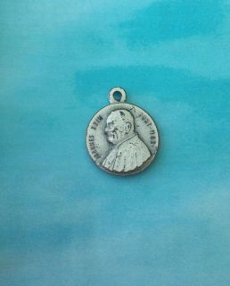 VINTAGE BLESSED POPE JOHN XXIII   SILVER PLATED RELIC MEDAL 