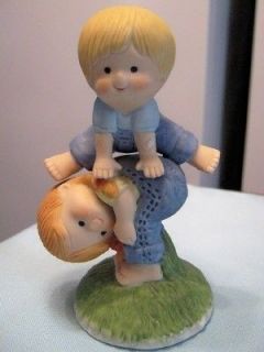 1981 VTG ENESCO COUNTRY COUSINS FIGURINE KATE & SCOOTER PLAYING LEAP 