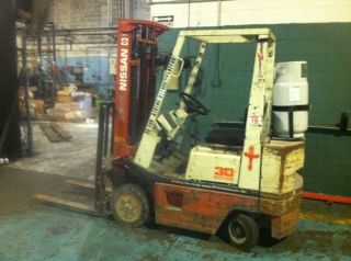 Nissan 30 Warehouse Forklift LP 3000lb Side Shift Great Condition