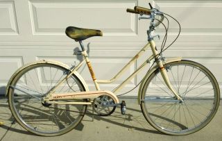 Vintage 1968 Ladies 24 Huffy Saratoga 3 Speed Cruiser Bicycle Bike