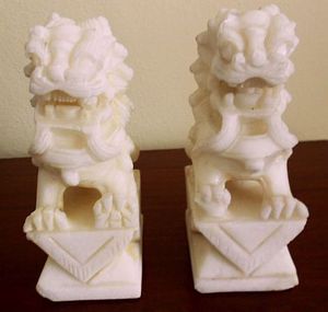 VINTAGE PAIR CHINESE FOO DOGS CARVED ALABASTER FIGURINE STATUES