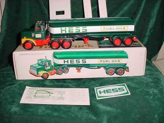 1978 HESS TRUCKS TANKER TRUCK BOX TOYS 78 WITH BATTERY CARD INSERTS