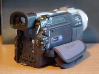 Sony Handycam DCR TRV20 Nightshot Mini DV Camcorder 3 5 LCD Memory 