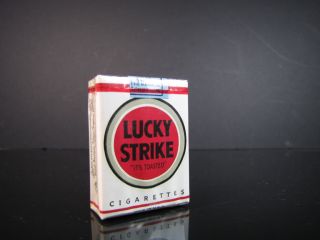 Лаки страйк грин. Lucky Strike винтажный. Сигареты Lucky Strike Грин. Лаки страйк компакт белый. Шлем Lucky Strike.