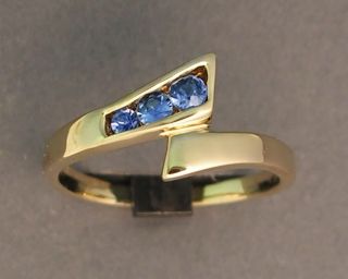 welcome cutting edge gemstones yogo sapphire 10kt yellow gold ring