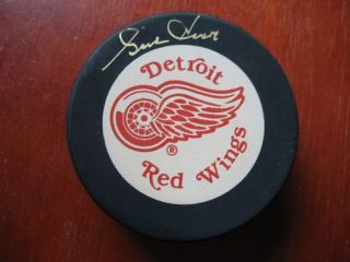 Gordie Howe Detroit Red Wings Autographed Puck UDA