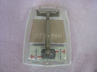 GILLETTE TECH DOUBLE EDGE SAFETY RAZOR WITH CASE RAZOR BLADES AND