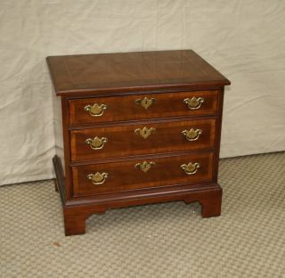 WHITE FURNITURE COMPANY BANDED MAHOGANY CHIPPENDALE NIGHSTAND BEDSIDE