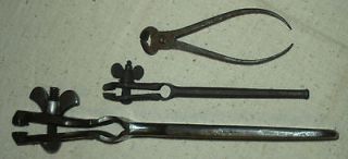 ANTIQUE 1700S REVOLUTIONARY WAR BENCH PIN & JEWELERS VISE W/ MUSKET
