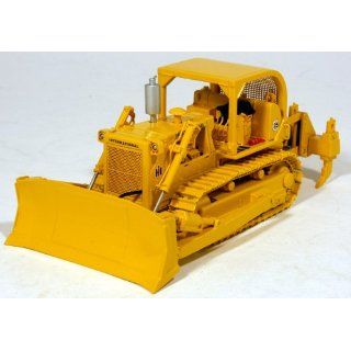  (IH) TD 25 Crawler Dozer (Bulldozer) w/Ripper 1/50 Toys & Games