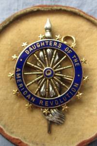 Dar 14k Gold Pin Daughters of The American Revolution in Original Box  