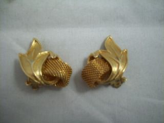 Judy Lee Signed Gold Tone Leaf Clip on Earring Set Look