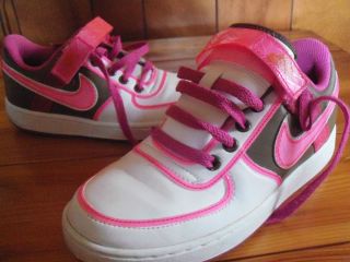 WOMENS 6 5 athletic NIKE SHOES Exc shape Breast cancer awareness PINK