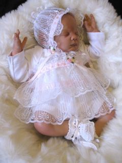 BEAUTIFUL BABY GIRLS 3PCE WHITE LACEY OUTFIT WILL FIT A NEWBORN REBORN