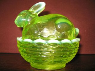 Vaseline opalescent glass bunny rabbit uranium on nest basket dish