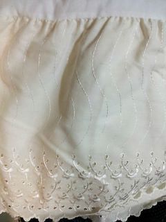 Springs Queen Size Off White Bed Skirt Dust Ruffle  Eyelet Lace 13