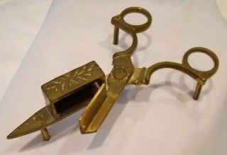 OLD ANTIQUE BRASS FOOTED CANDLE SNUFFER WICK TRIMMER SCISSORS