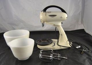 Vintage Hamilton Beach Model G Mixer Bakelite Handle Milk Glass Bowls