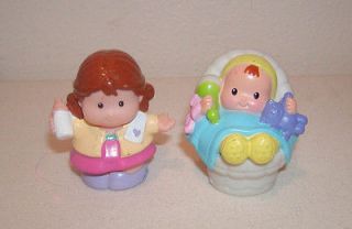 Fisher Price Little People Mom and Baby Holding bear & rattle Figures