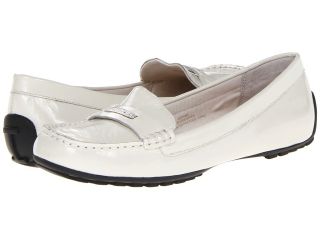 Isaac Mizrahi New York Pansy Womens Slip on Shoes (White)